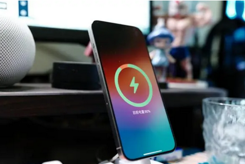 镇雄苹果15换屏服务分享用什么充电器给iPhone15充电更好 